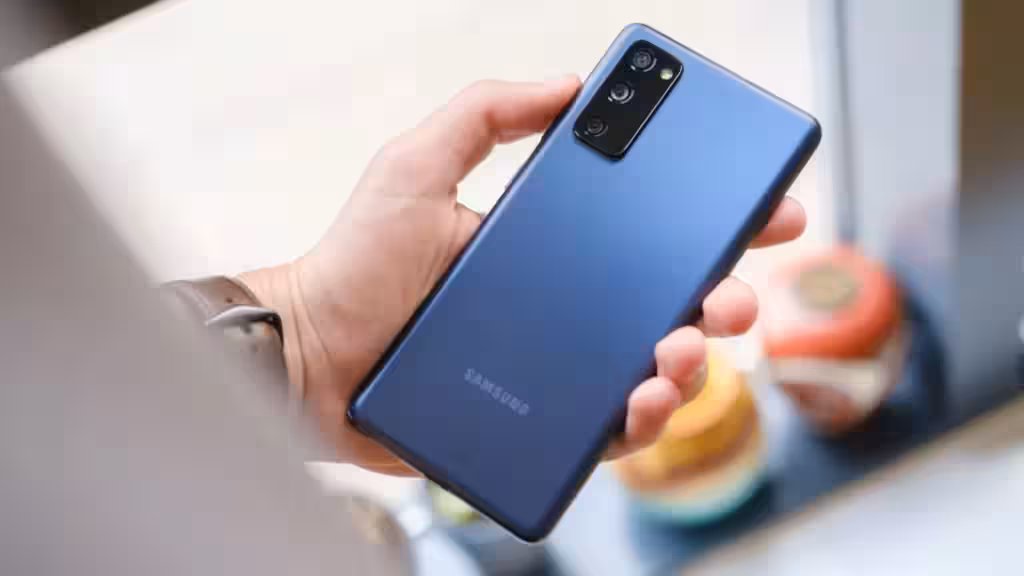 Синий смартфон Samsung с тройной камерой сзади