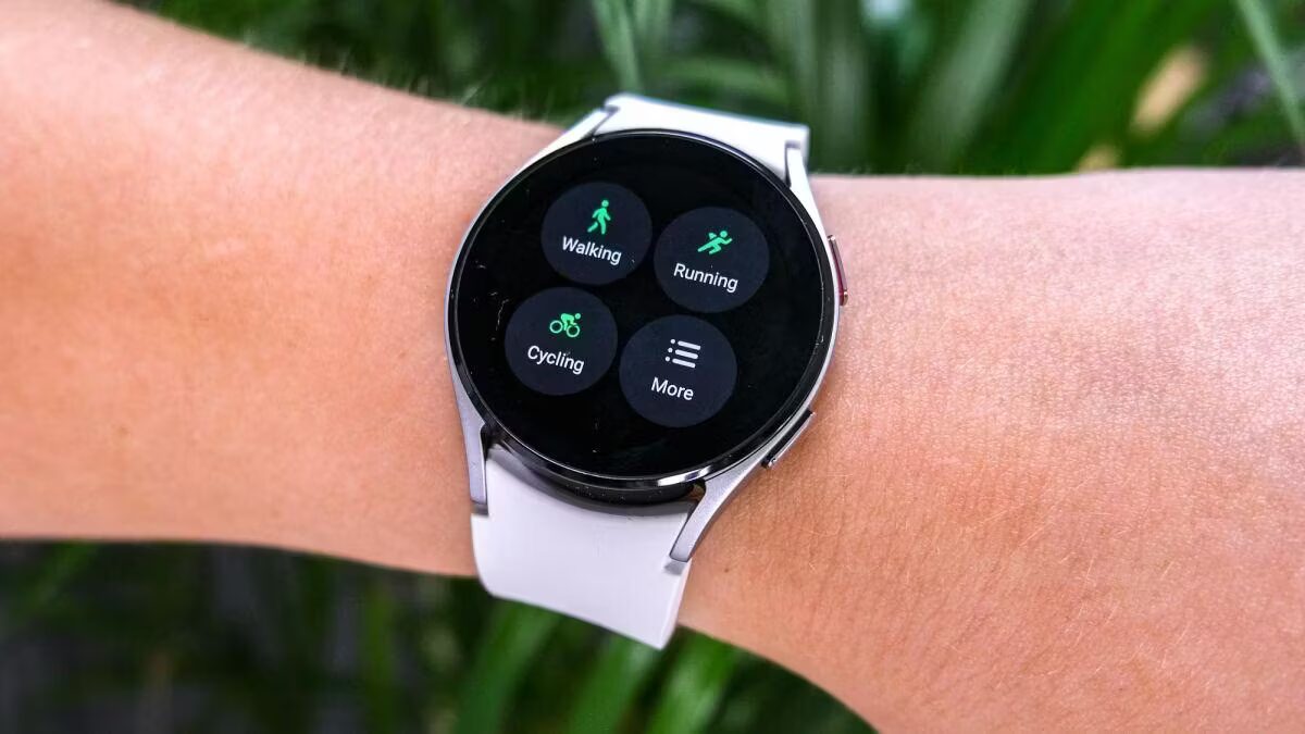 Часы Samsung Galaxy Watch5 с циферблатом, показан корпус и ремешок в обзоре устройства