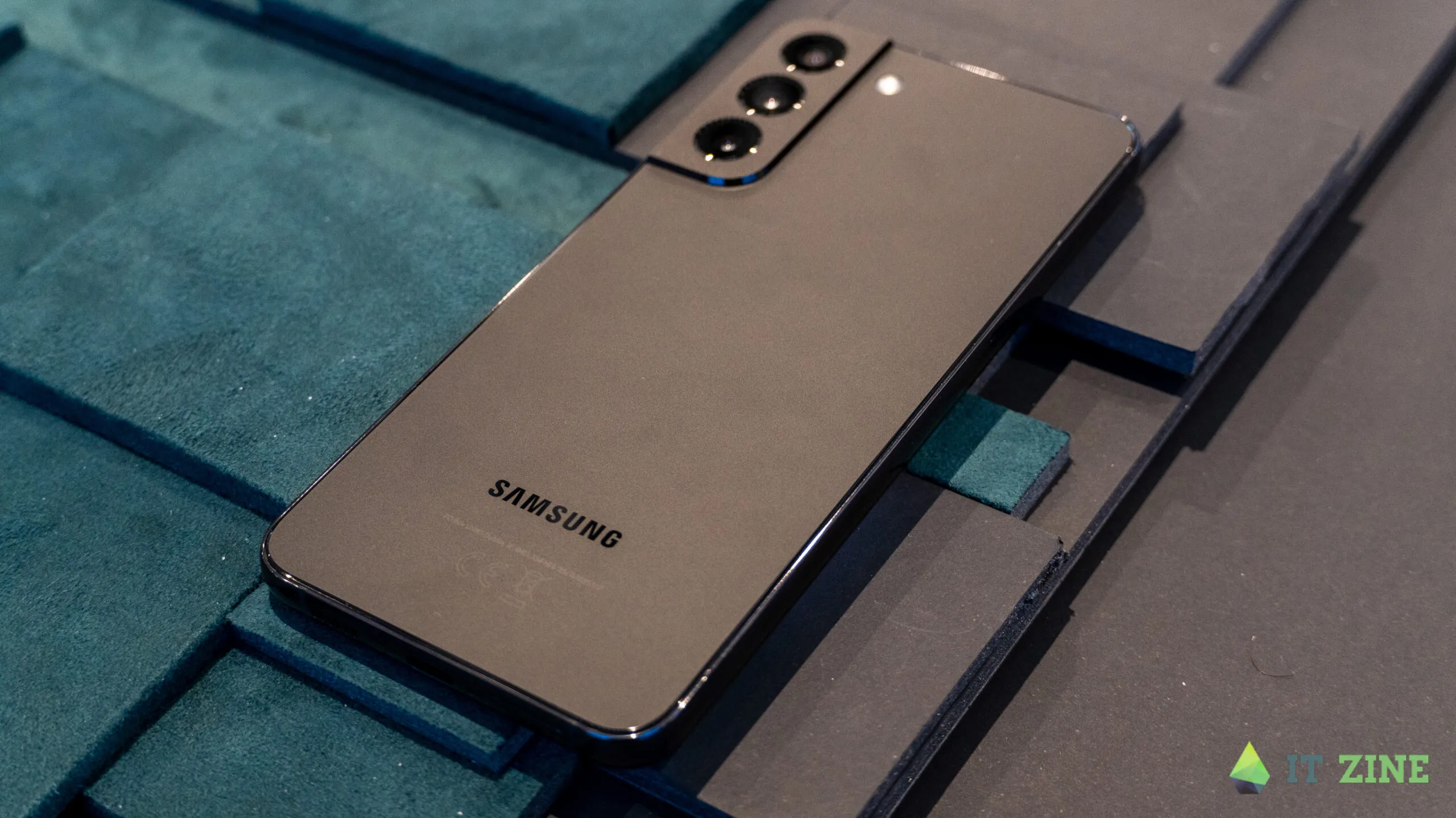 Обзор Samsung Galaxy S22: быстрее, тоньше, красивее (Samsung Galaxy S22 itzine.ru 05 scaled.jpg)