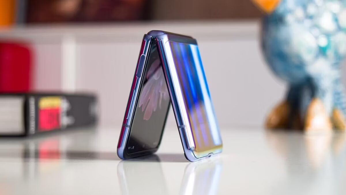 Samsung Galaxy Z Flip4 показали на живых снимках 9 Samsung Galaxy Z Flip4 с поворотной основной камерой: утечка дизайна и характеристик