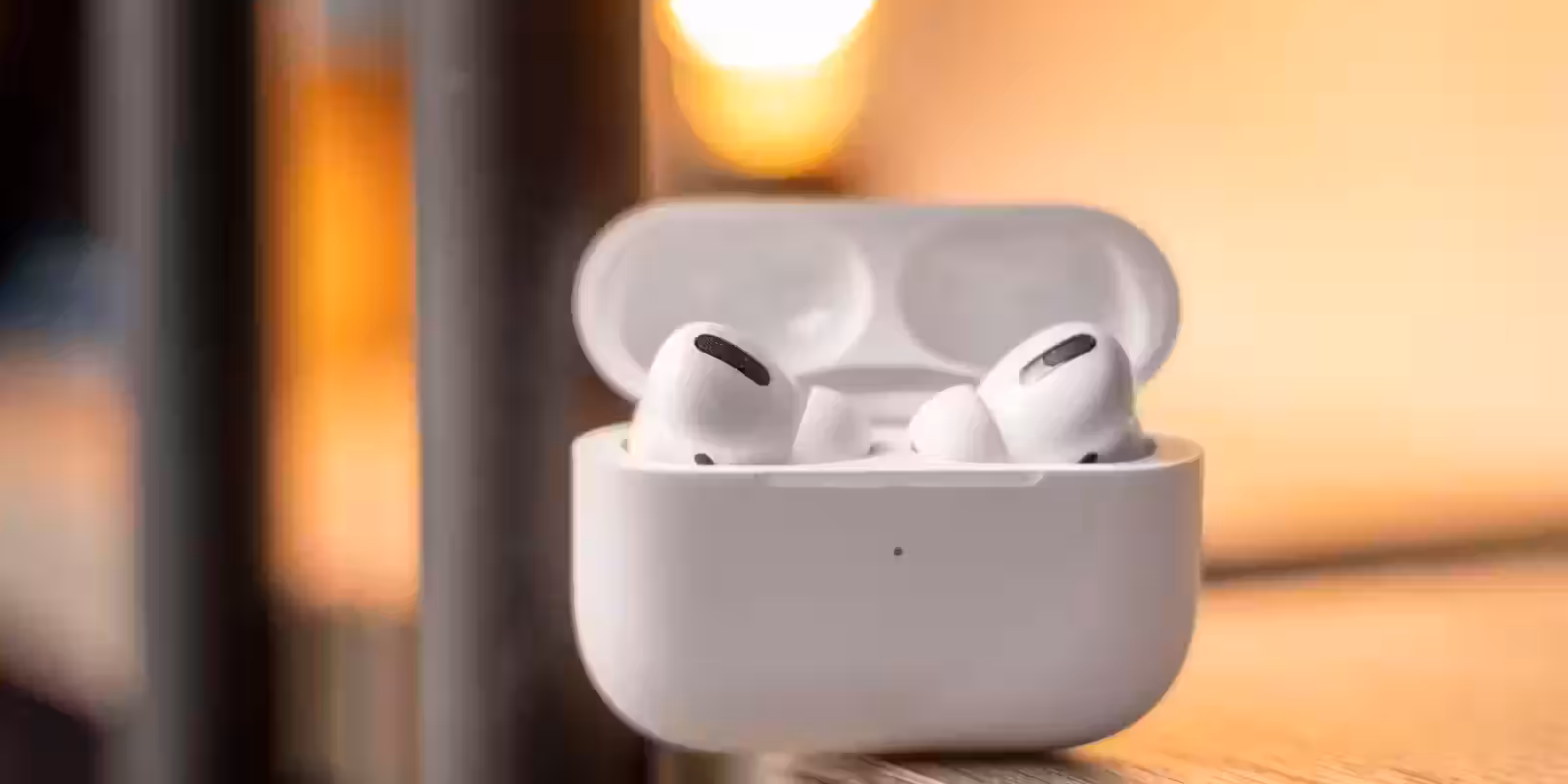 Наушники AirPods Pro 2 в открытом кейсе с подсветкой