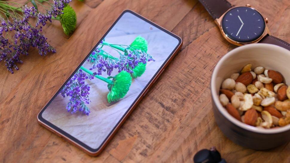 Смартфон Samsung с экраном, отображающим цветочные изображения