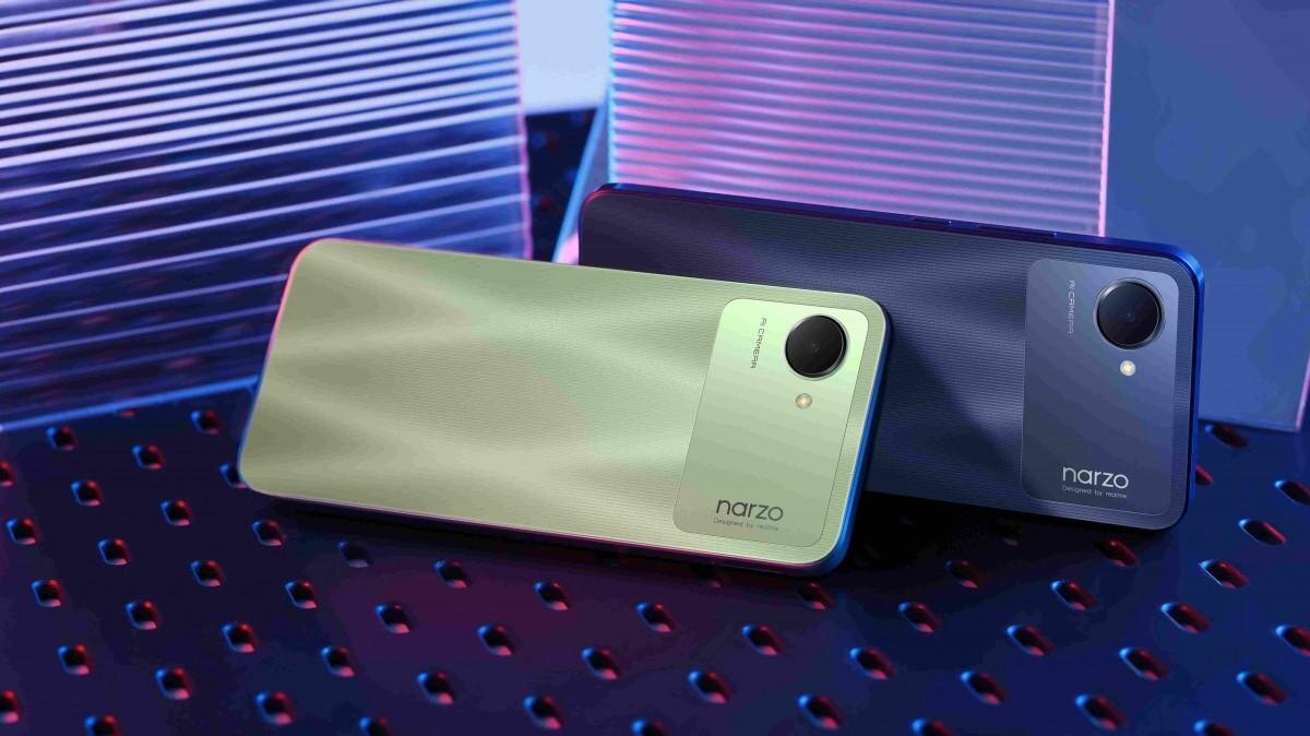 Два смартфона Narzo 50i Prime с ярким дизайном