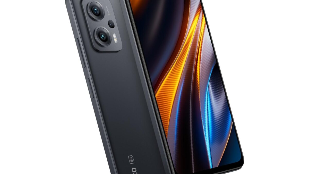 Четыре новых iPhone 15 и 15 Pro разных цветов на столе