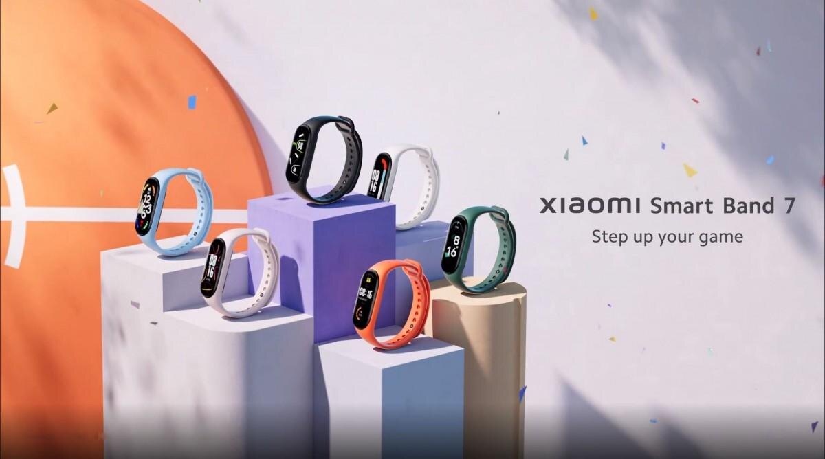 Умный браслет Xiaomi Smart Band 7 показан на разноцветных подставках перед запуском на мировой рынок