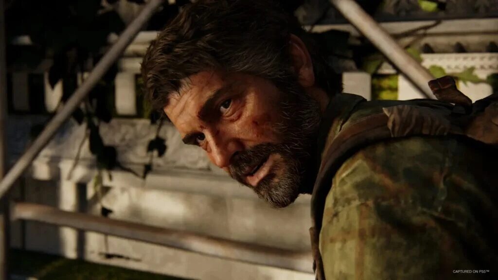 Кадр из сериала HBO The Last of Us с персонажей мужчиной с бородой и оружием на руке