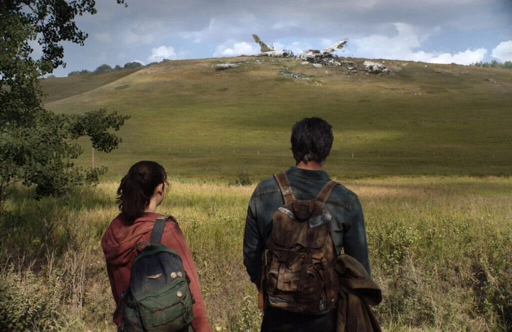 Кадр сериала HBO The Last of Us от Naughty Dog: Элли и Джоэл в постапокалиптическом мире
