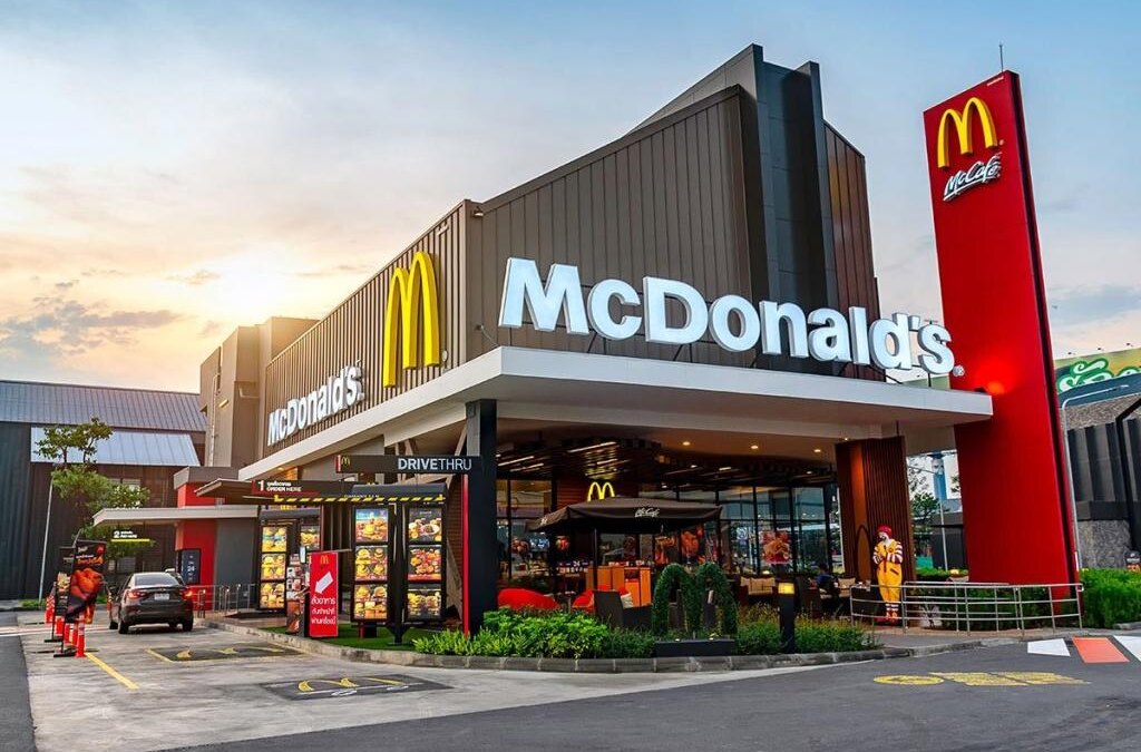 В Москве 12 июня откроются 15 ресторанов обновлённого Макдоналдс 5 mcdonalds drive through restaurant