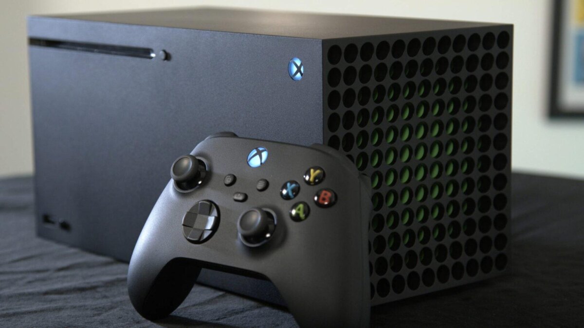 Консоль Microsoft Xbox Series X и геймпад Xbox рядом в крупном плане, обзор устройства и контроллера