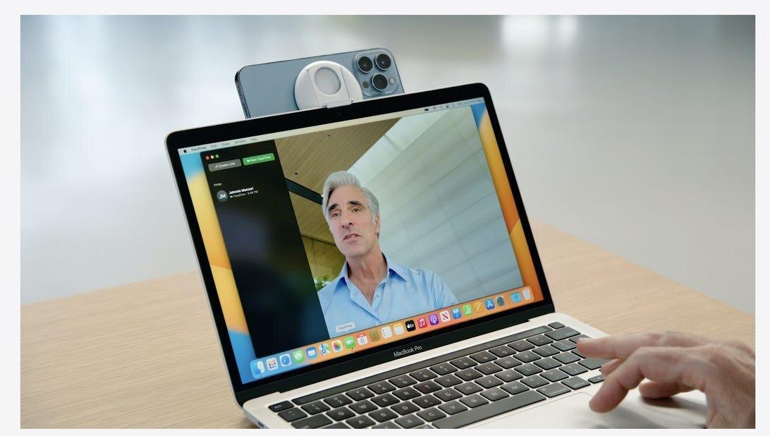 Apple MacBook Pro с открытым экраном, режим видеоконференции и окнами Continuity