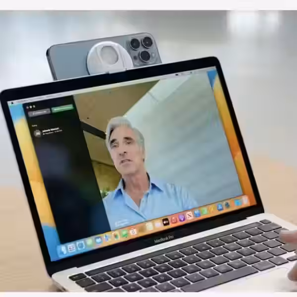 Apple MacBook Pro с открытым экраном, режим видеоконференции и окнами Continuity