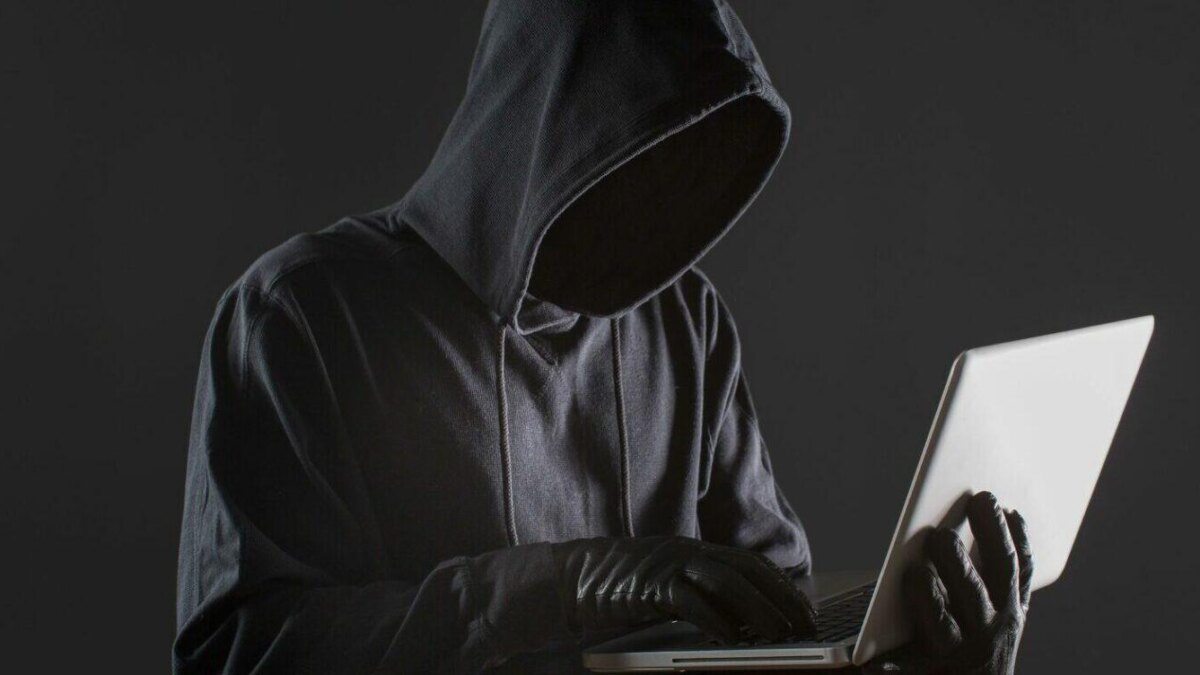 Apple: пользователям не нужно беспокоиться о неисправимой уязвимости чипа (пока что) 5 side view of male ha 1680x790 1