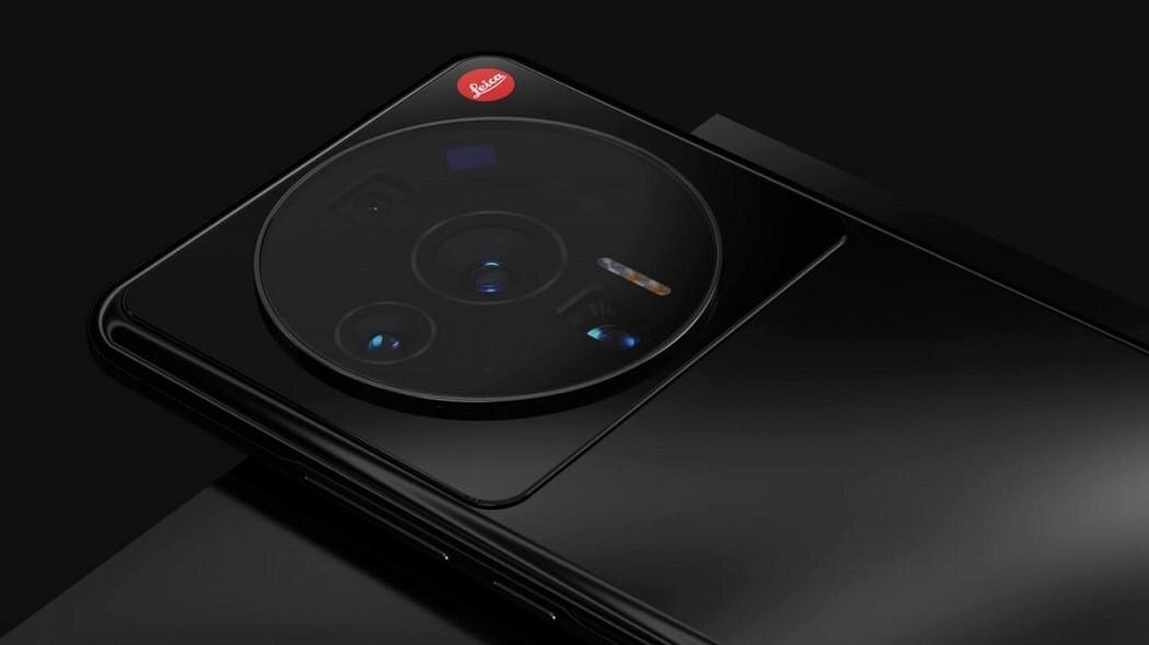 Задняя камера Xiaomi 12 Ultra с объективами и логотипом Leica