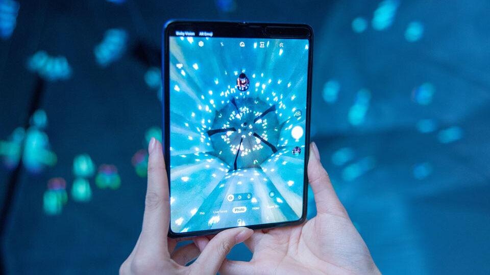 Складной смартфон Samsung с ярким дисплеем и интерфейсом