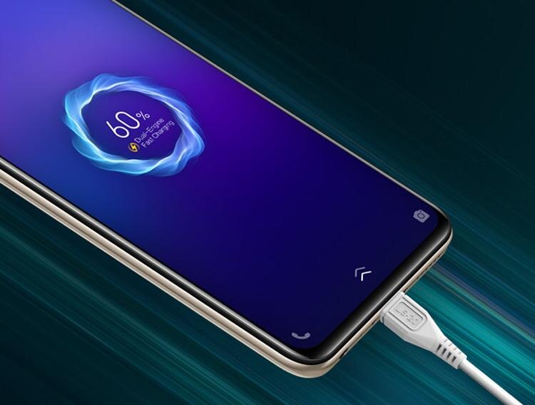 Здание офисного комплекса с освещенной вывеской Vivo