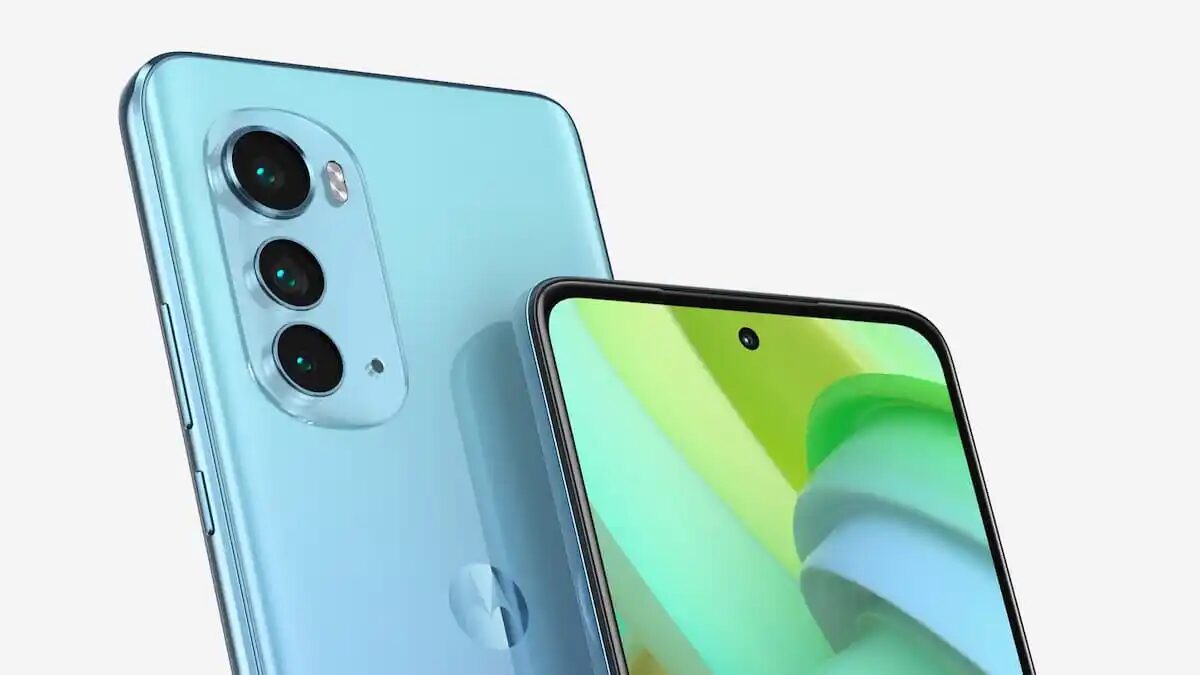 Смартфон Motorola Moto Edge 2022 с тремя камерами на задней панели