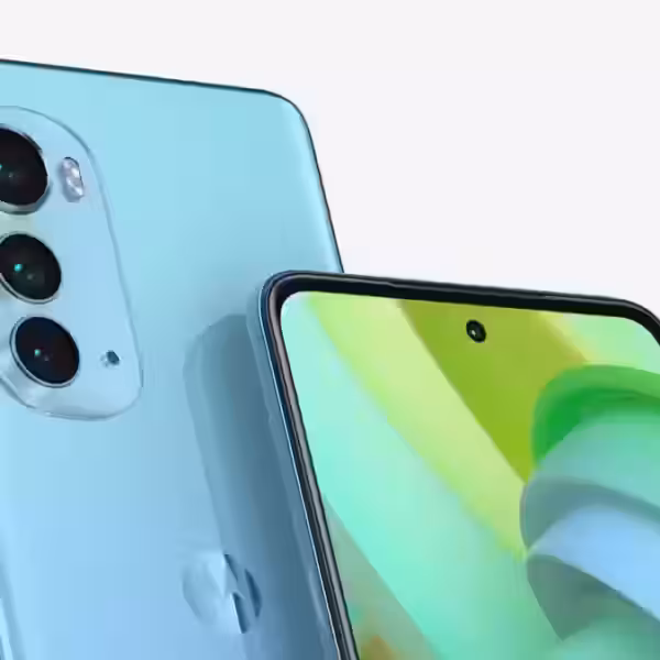 Смартфон Motorola Moto Edge 2022 с тремя камерами на задней панели