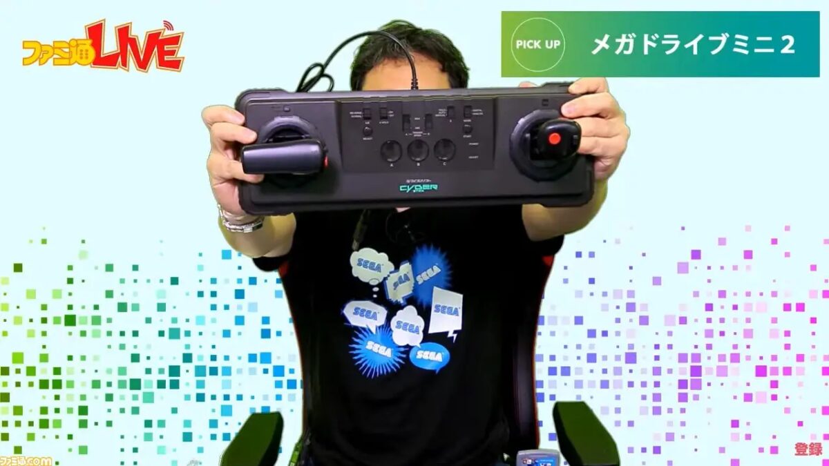 Человек держит контроллер Sega Mega Drive Mini 2 крупный план