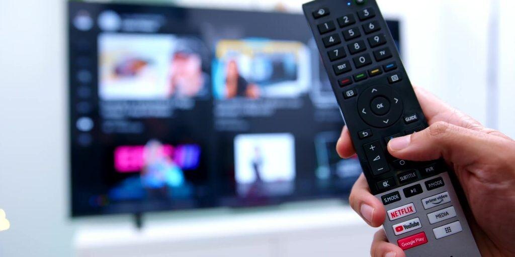 Обзор телевизора Toshiba M550: большой и умный 18 3.2 mic on remote 1080p Toshiba M550 UHD 4K Android TV POWERFUL Sound Amazing Picture Quality.mp400017 1024x512 1