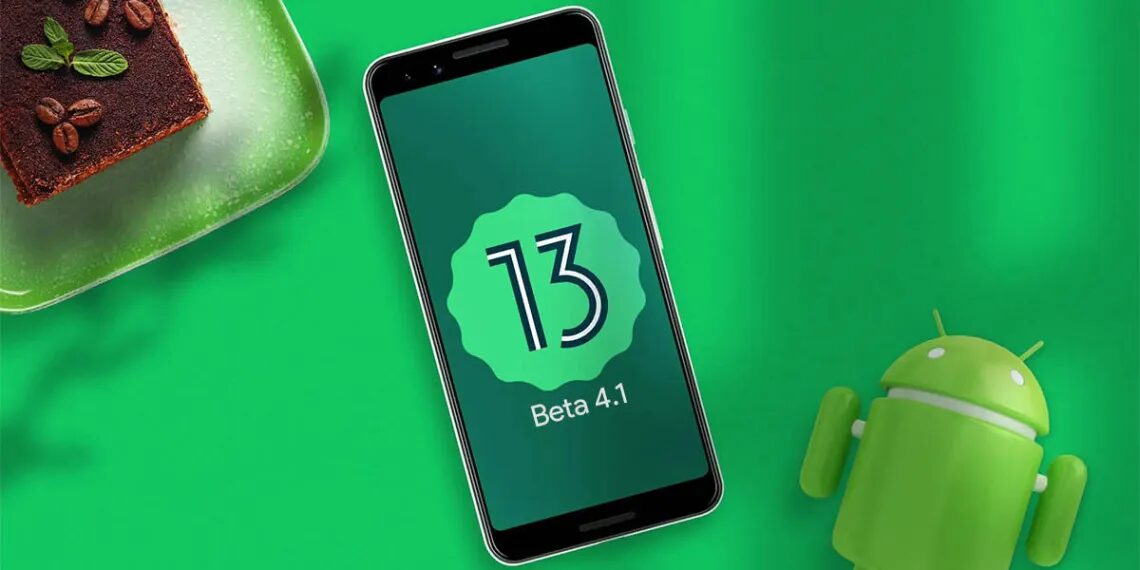 Смартфон с экраном, показывающим Android 13 Beta 4.1 на зеленом фоне с планшетным десктопом