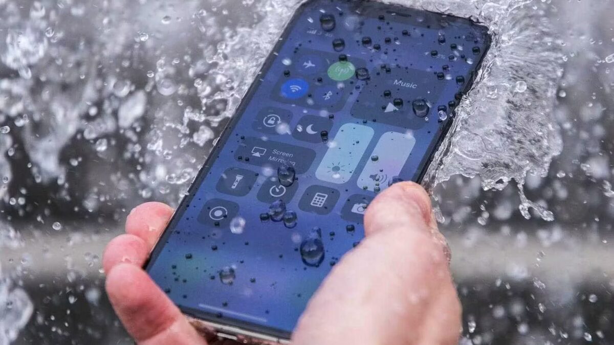 Apple создаёт экран, невосприимчивый к влаге 4 Apple Lightning Water 52