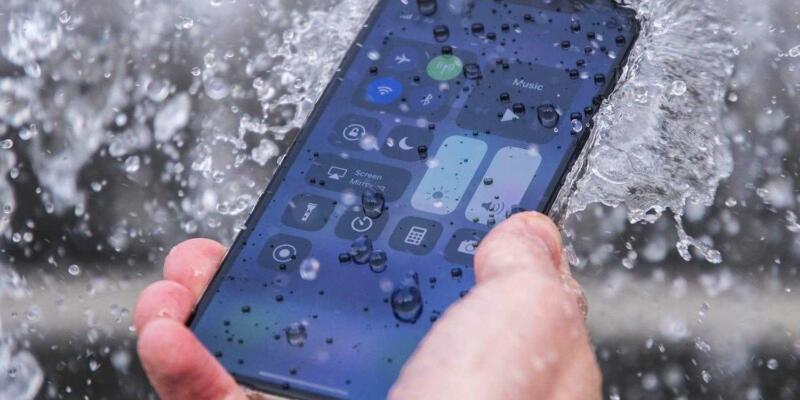 Apple создаёт экран, невосприимчивый к влаге (Apple Lightning Water 52)