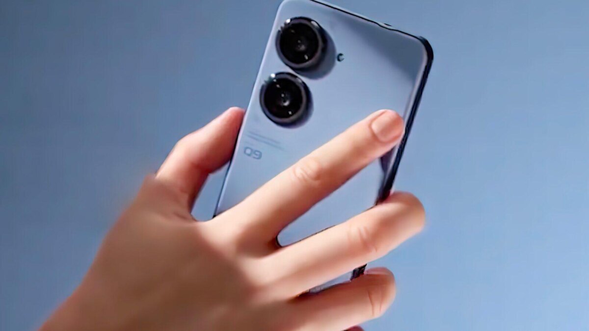 Сзади Asus Zenfone 9 с двумя камерами на голубом фоне