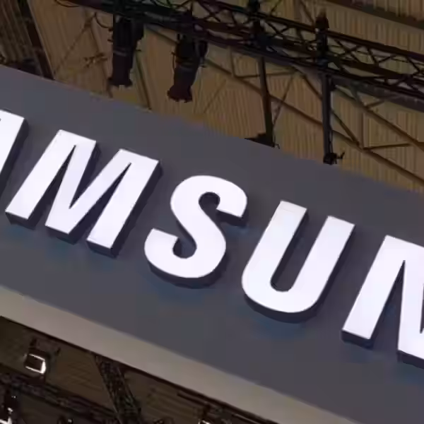 Логотип Samsung на выставочном стенде, крупный план на мероприятии