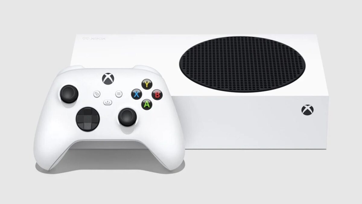 Игровая консоль Xbox Series с джойстиком на белом фоне