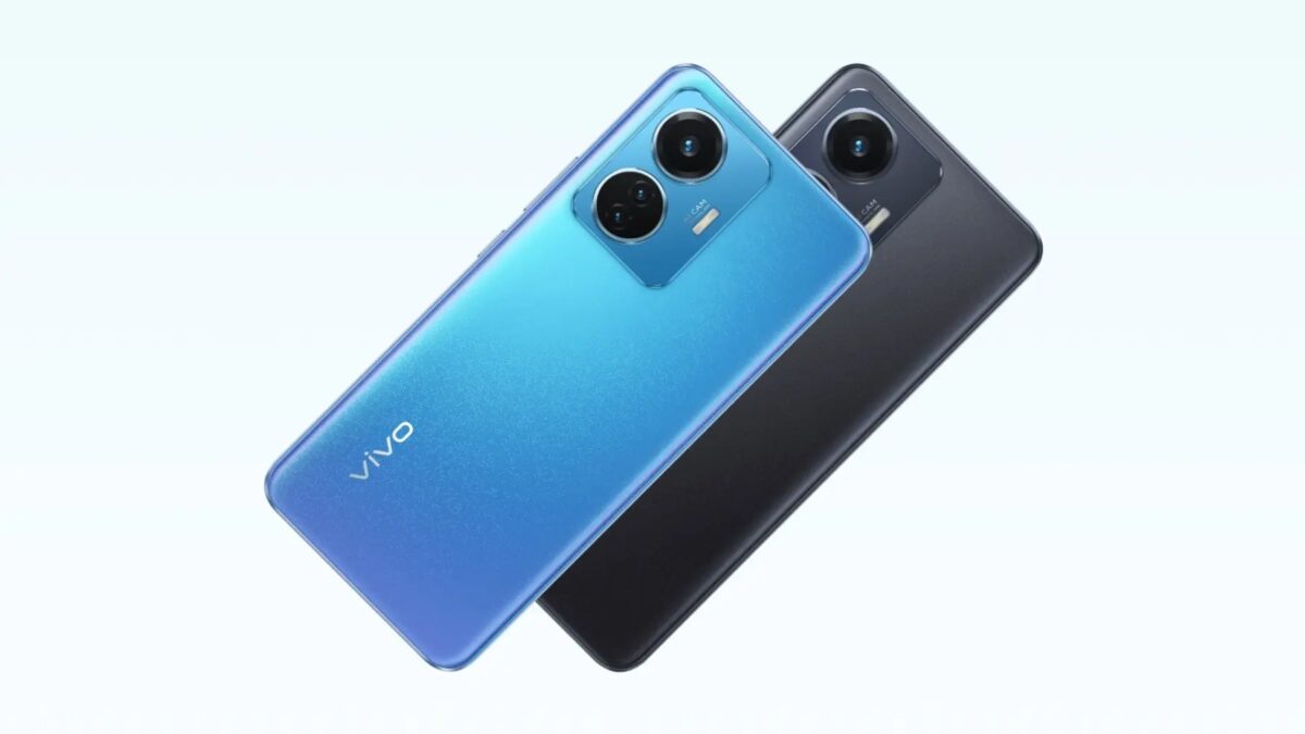 Два смартфона Vivo T1 в черном и голубом цвете с тремя камерами на задней панели