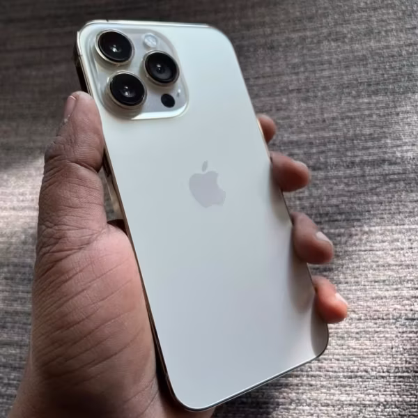 Задняя часть iPhone 14 Pro с тремя камерами и логотипом Apple