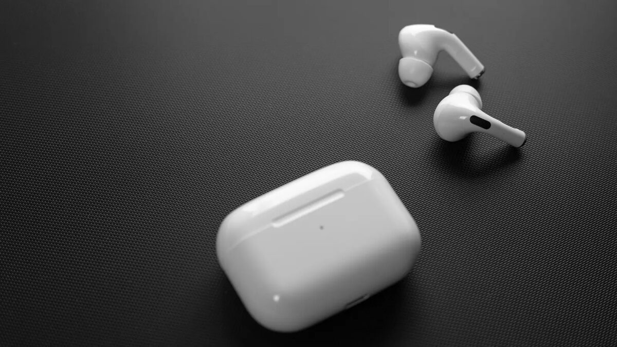 Безпроводные наушники Apple AirPods Pro 2 на тёмном фоне