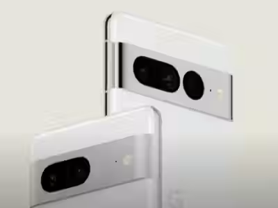 Задняя панель смартфона Google Pixel 7 с тремя камерами