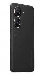 Смартфон с приложением EllaClaw на экране крупным планом