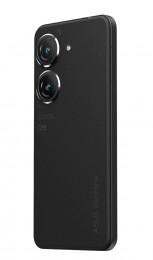 Показан смартфон Honor Magic V5 в руке с открытым интерфейсом