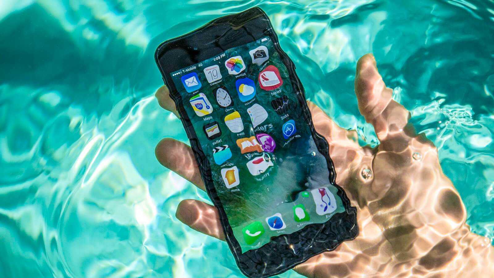 Apple создаёт экран, невосприимчивый к влаге (iphone 7 pool tests water splash 0072)