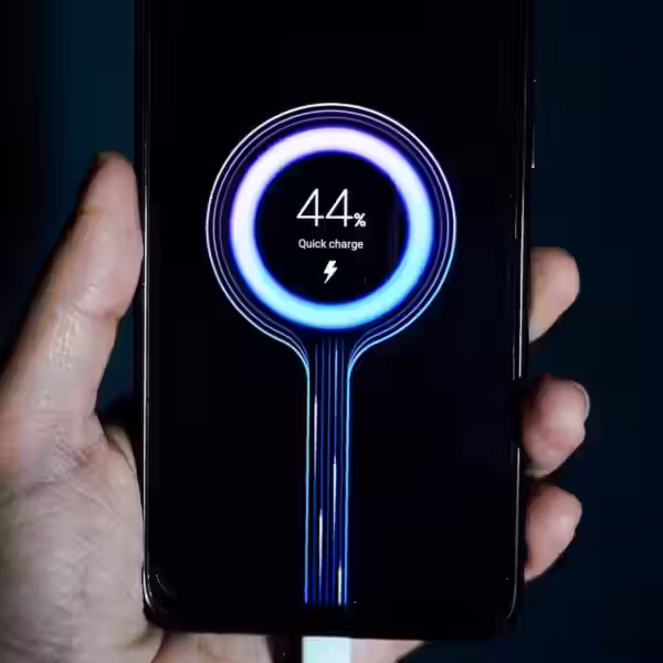 Смартфон Infinix с индикатором быстрой зарядки 44%