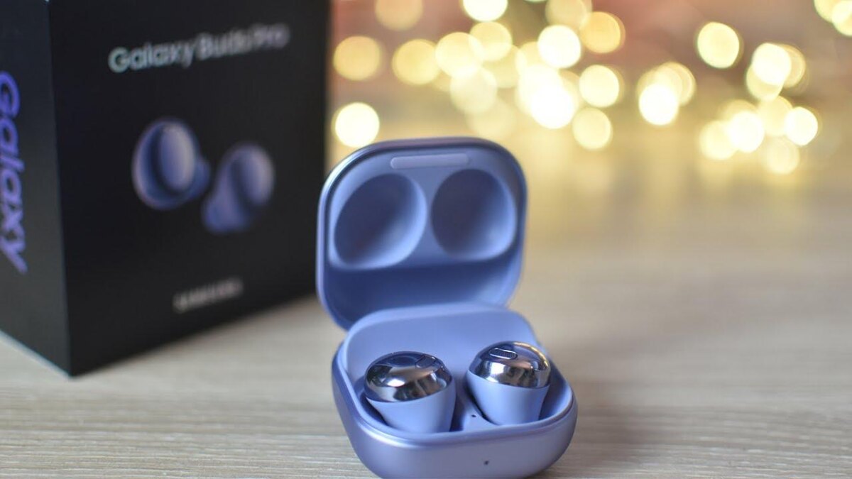 Беспроводные наушники Samsung Galaxy Buds 2 Pro в зарядном кейсе, 3D-рендер