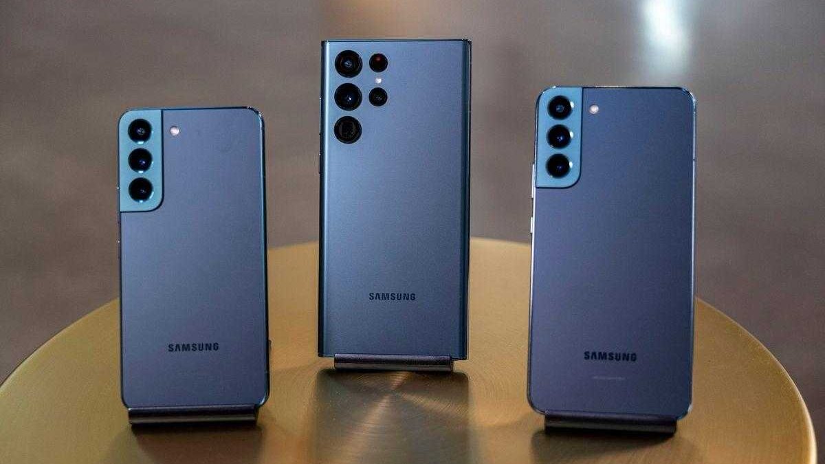 Samsung Galaxy S23 на выставочном стенде с задней стороны