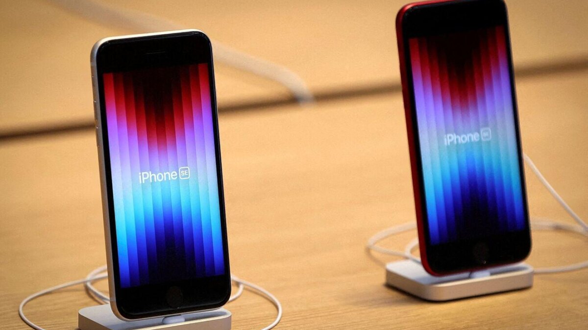 Два iPhone 14 на дисплеях и подставках в магазине