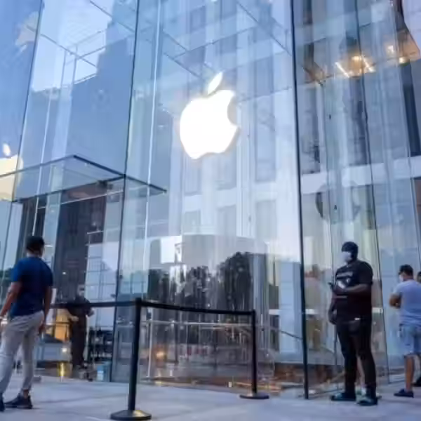 Очередь покупателей у официального магазина Apple iPhone в Нью-Йорке у витрины