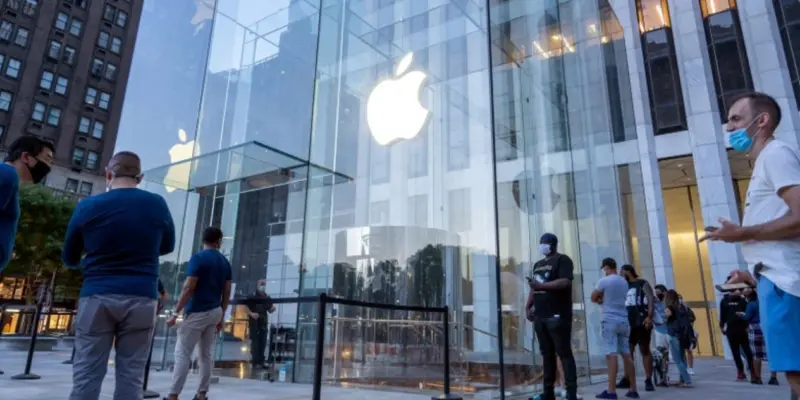 Apple разрешит бесконтактную оплату на своих устройствах (5f5c4c73be131 apple store di new york amerika serikat 1265 711)