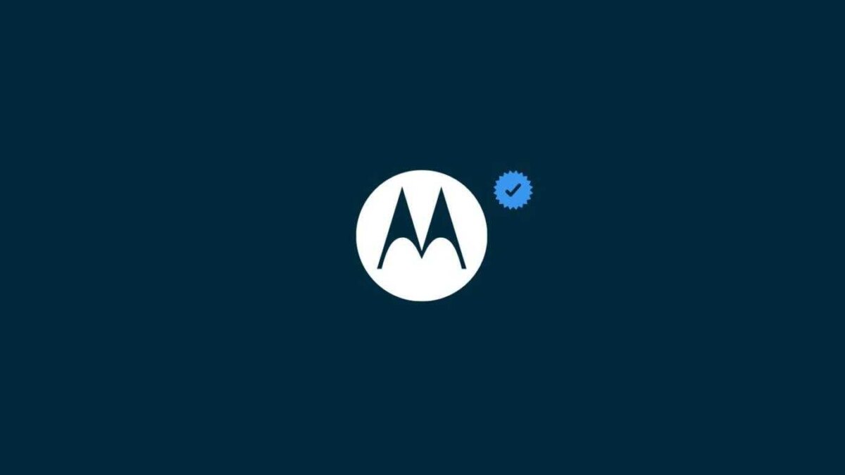 Логотип Motorola Moto G72 4G на синем фоне по центру