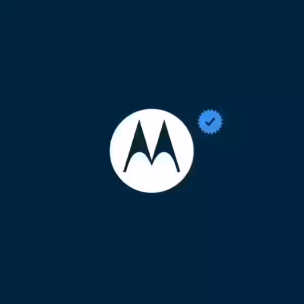 Логотип Motorola Moto G72 4G на синем фоне по центру