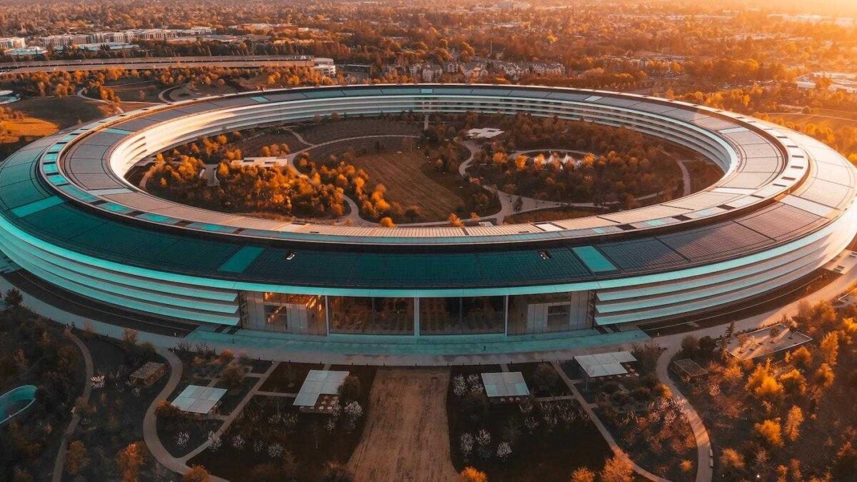 Apple Park в Купертино на закате, вид на круглое здание Apple без презентационных павильонов