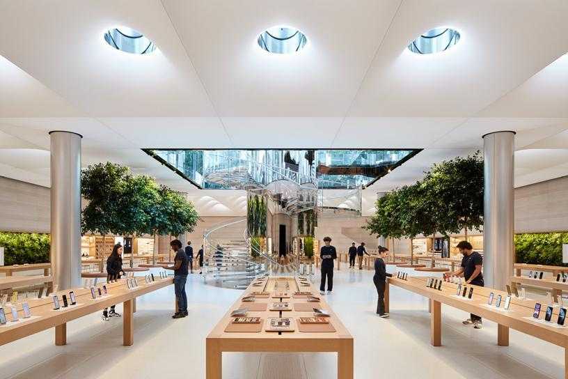 Запасы смартфонов Apple и Samsung в России заканчиваются (Apple Store fifth avenue new york redesign interior 091919 big.jpg.large)
