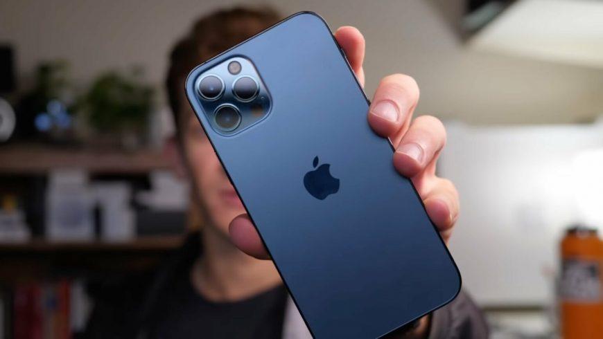 Рекордное количество пользователей Android перейдёт на Apple iPhone в 2022 году (Apple iPhone 13 Pro Max hand 1536x864 1 870x490 1)