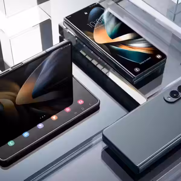Складной смартфон Samsung Galaxy Z на столе, современные модели Galaxy Z от Samsung