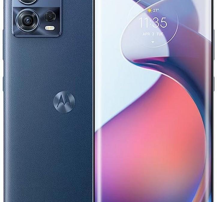 Смартфон Motorola серии Edge с четырьмя камерами на задней панели и дисплеем с узким рамочком