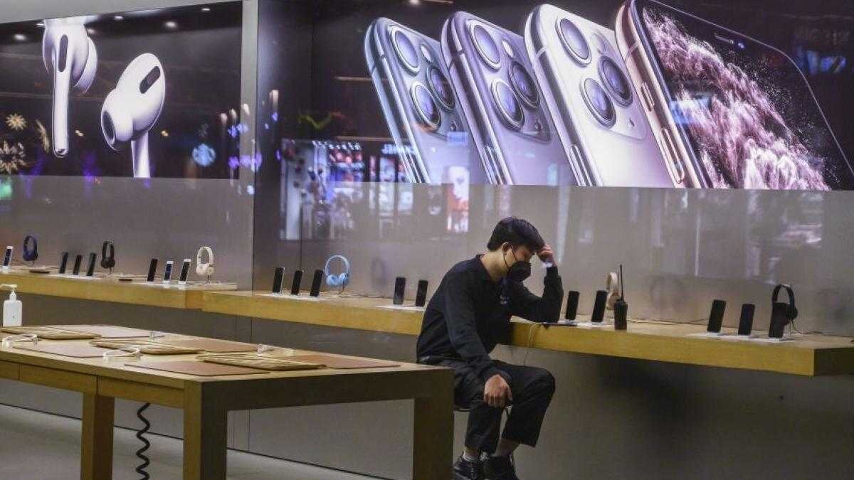 Apple заплатит $30,5 млн работникам магазинов за досмотр сумок 3 iphone china covid19 koronaios texnologia gettyimages